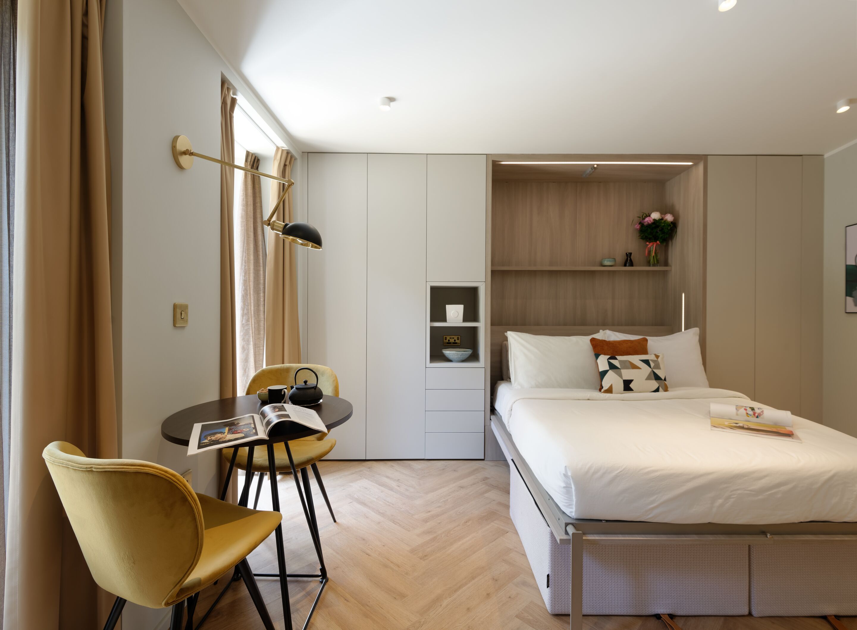 1 chambre, bureau, fer et planche à repasser, lit parapluie