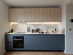 Een koelkast, een magnetron, een oven, een kookplaat