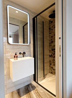 Shower, hair dryer, towels - Standard Studios in South Kensington (London)
