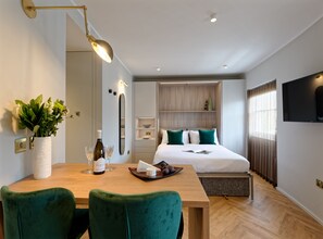 1 slaapkamer, een bureau, een strijkplank/strijkijzer, reisbedje