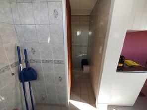 提供毛巾、廁紙