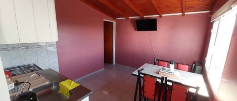 Refrigerador, microondas, cafetera y tetera y tostadora