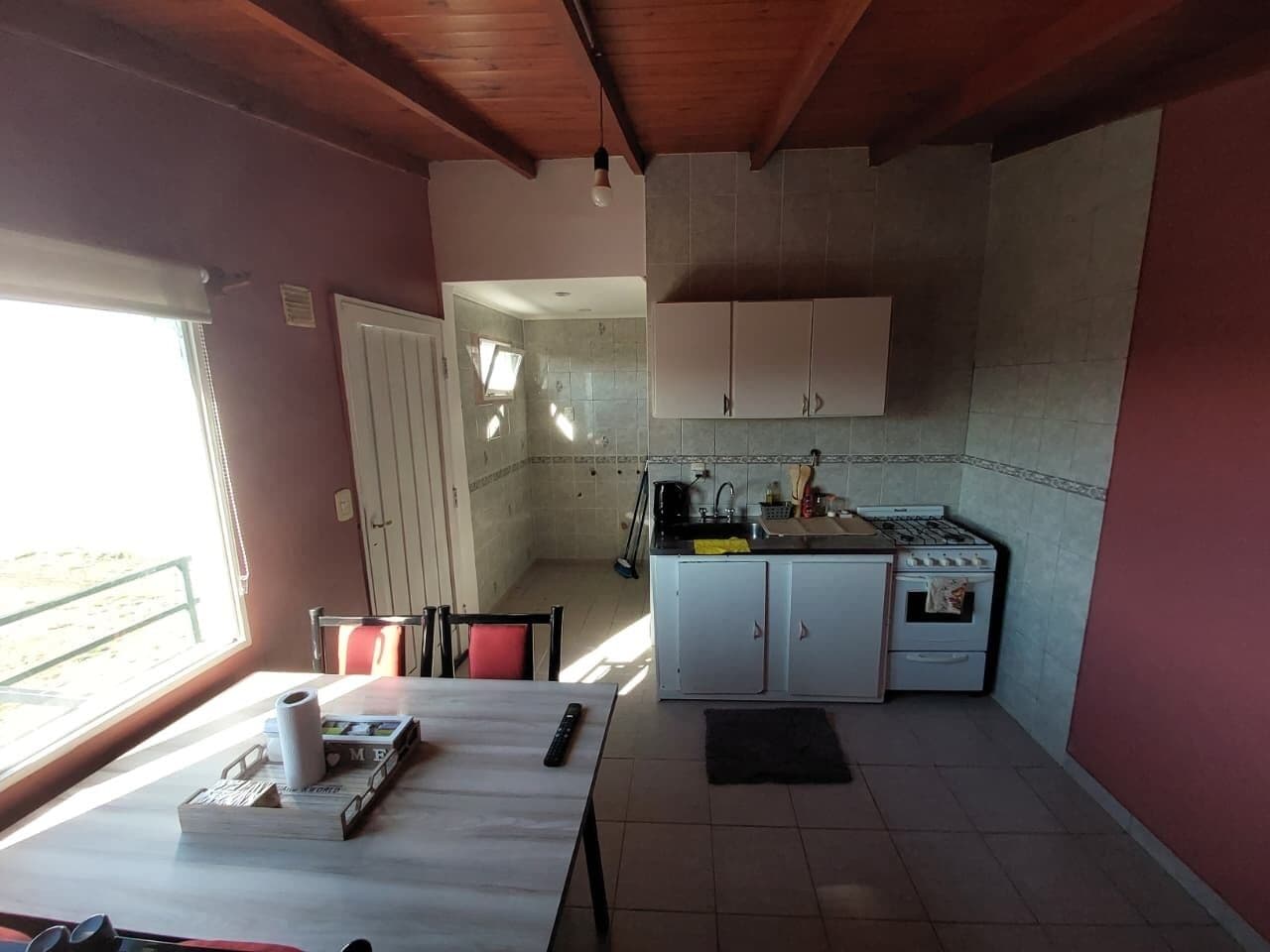 Een koelkast, een microgolfoven, een koffiezetapparaat/waterkoker