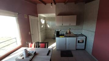 Een koelkast, een microgolfoven, een koffiezetapparaat/waterkoker