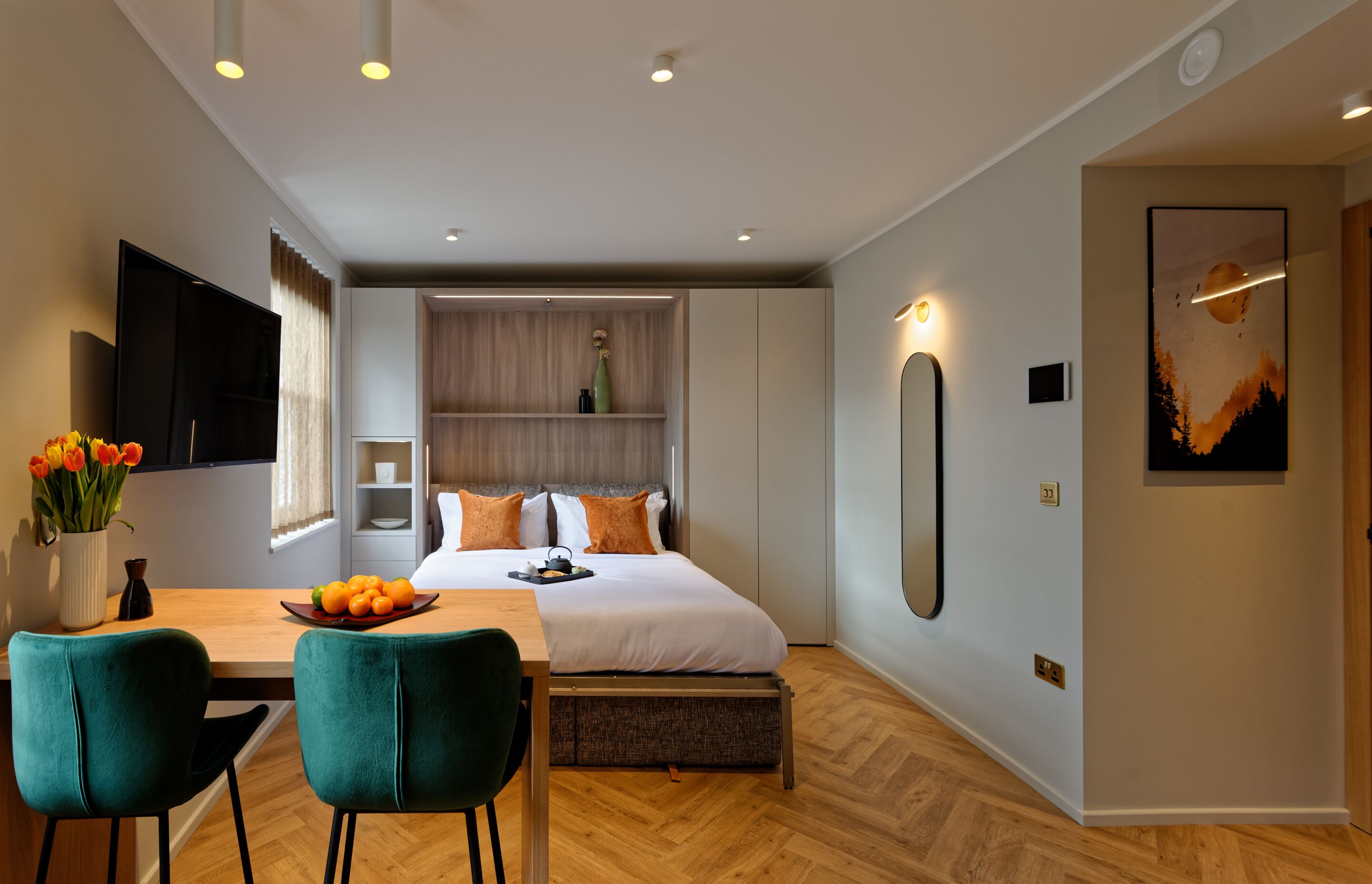 1 habitación, escritorio, tabla de planchar con plancha y cuna de viaje 