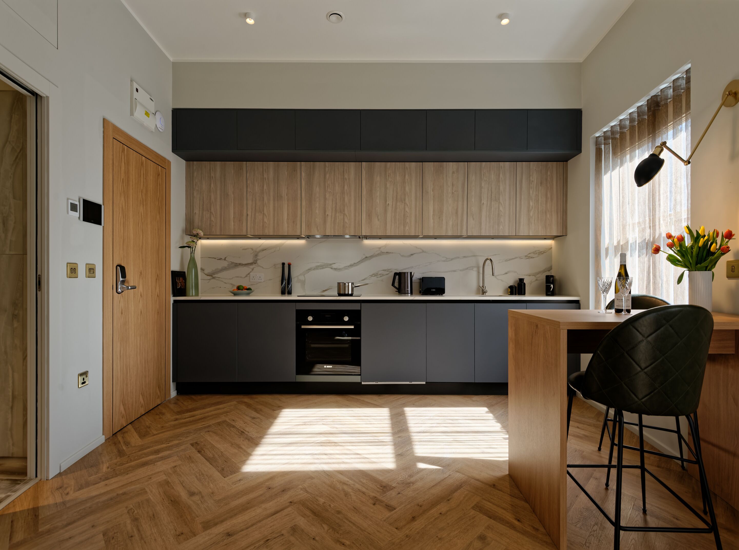 Refrigerador, microondas, parrilla de estufa y cafetera y tetera 