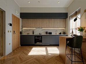 Refrigerador, microondas, parrilla de estufa y cafetera y tetera 