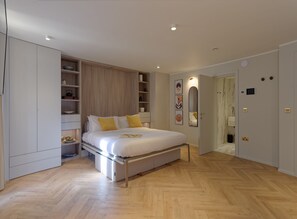 1 chambre, bureau, fer et planche à repasser, lit parapluie