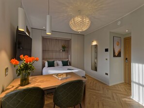 1 chambre, bureau, fer et planche à repasser, lit parapluie