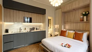 1 sovrum, skrivbord, strykjÀrn/strykbrÀda och resesÀng