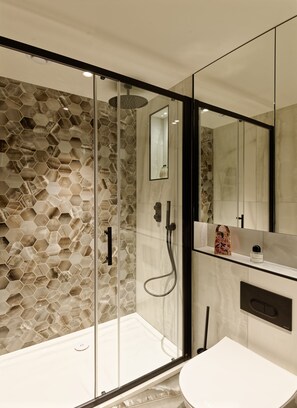 Regadera, secadora de cabello, toallas 