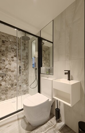 Een douche, een haardroger, handdoeken