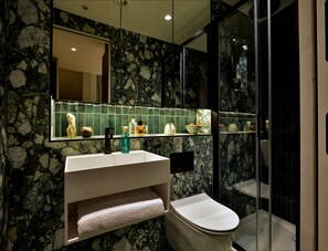 Douche, sèche-cheveux, serviettes fournies