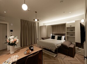 1 chambre, bureau, fer et planche à repasser, lit parapluie