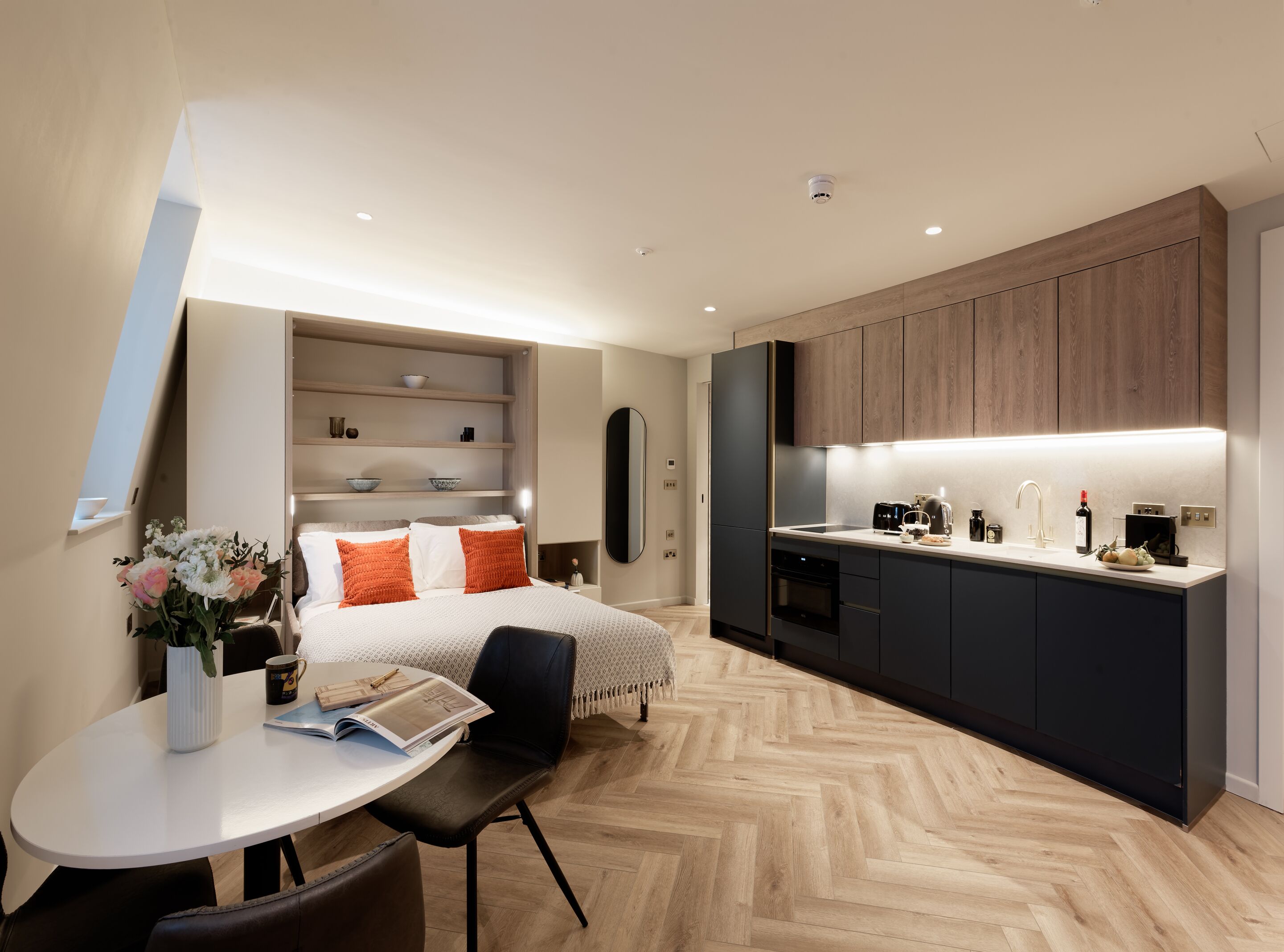 1 chambre, bureau, fer et planche à repasser, lit parapluie