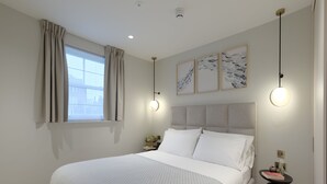 Een moderne slaapkamer met een groot bed, een raam met gordijnen, een nachtkastje met een vaas en wanddecoratie.