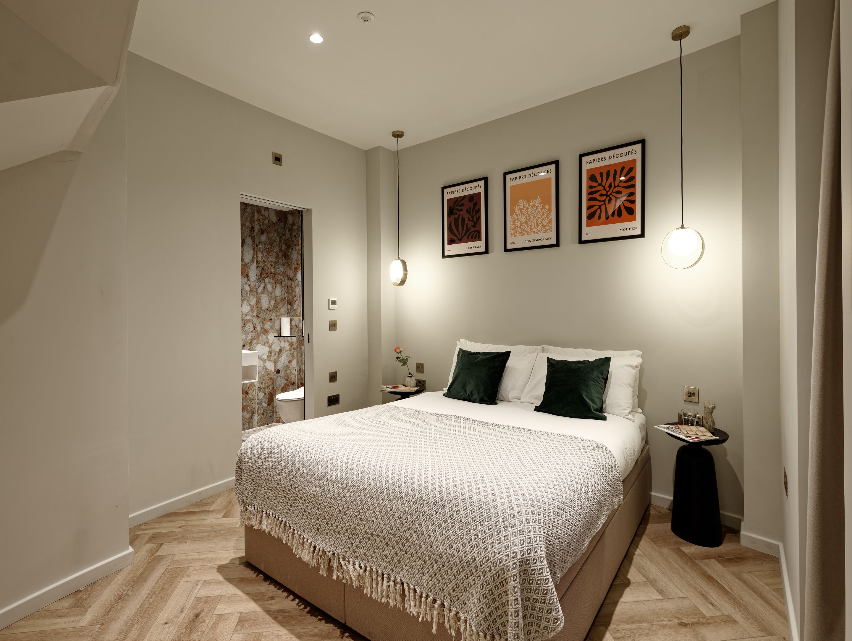 1 chambre, bureau, fer et planche à repasser, lit parapluie