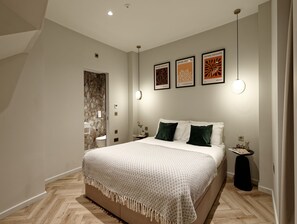 1 chambre, bureau, fer et planche à repasser, lit parapluie