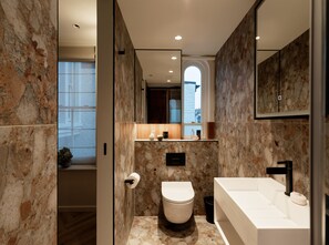 Douche, sèche-cheveux, serviettes fournies