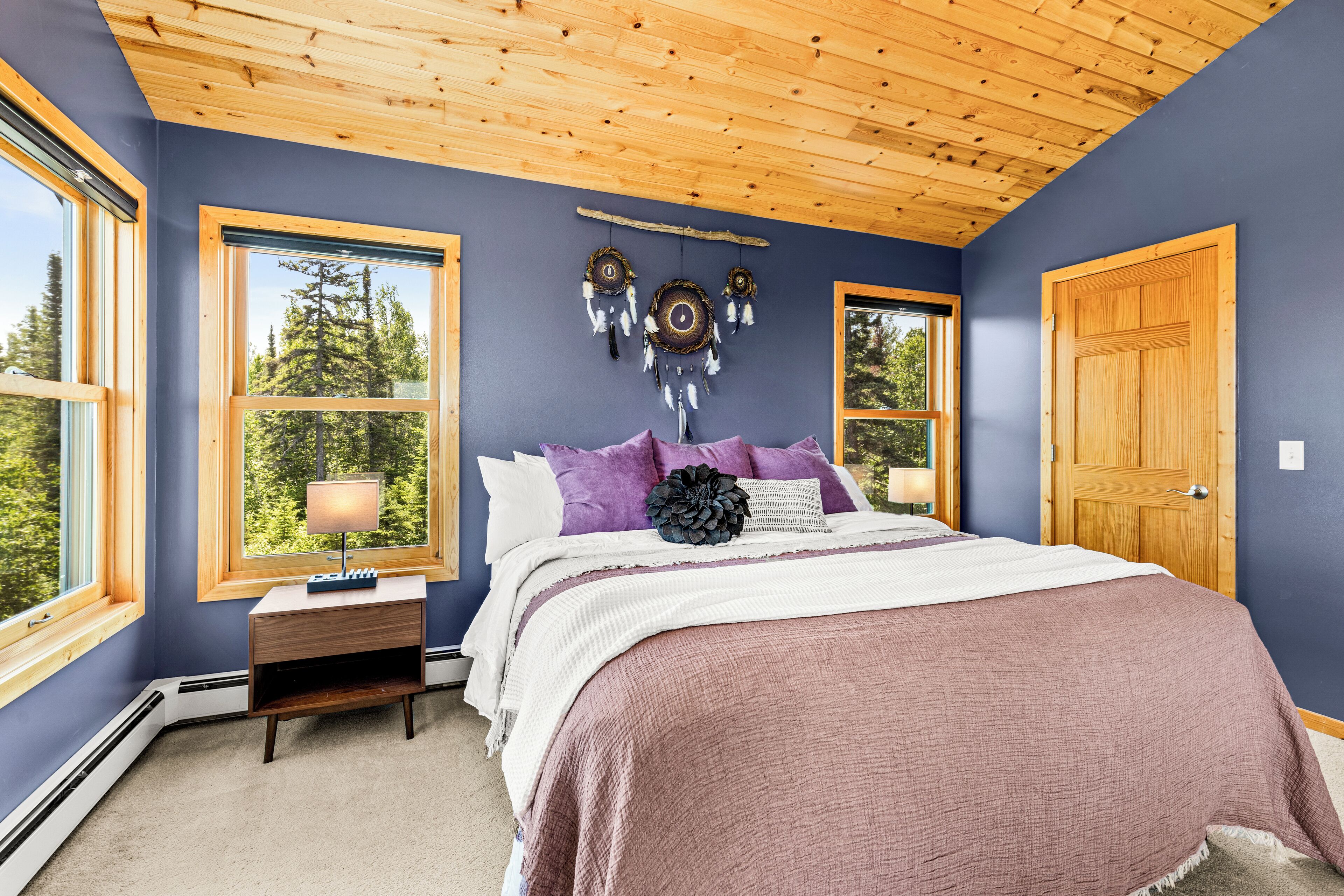 2 quartos, escrivaninha, ferros/tábuas de passar roupa, berço de viagem