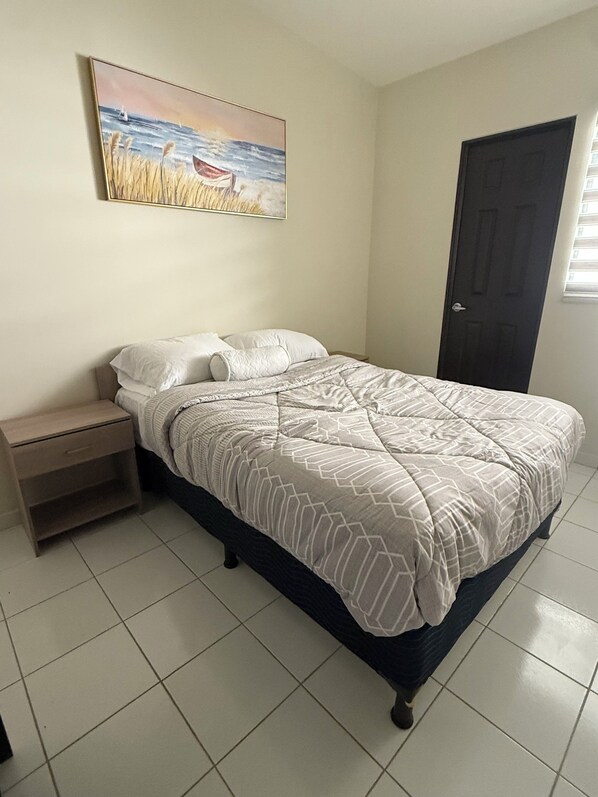 Tabla de planchar con plancha, wifi y ropa de cama 