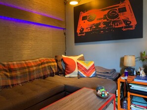 TV - Groovy Pad in Chelsea near Penn Station - with one-bedroom and an office (New York)