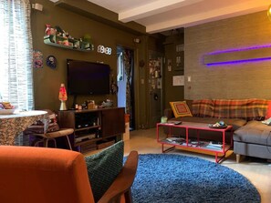 TV - Groovy Pad in Chelsea near Penn Station - with one-bedroom and an office (New York)