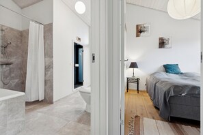 A modern bathroom with a shower, toilet, and bathtub. - New holiday home close to the beach (Middelfart)