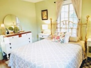 Bügeleisen/Bügelbrett, Internetzugang, Bettwäsche