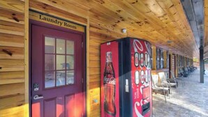 Un edificio de madera con una puerta roja que indica 