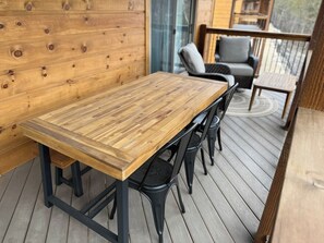 Outdoor dining - NEW 3-bedroom, 3 level cabin with private hot tub and amazing amenities! (Hollister)