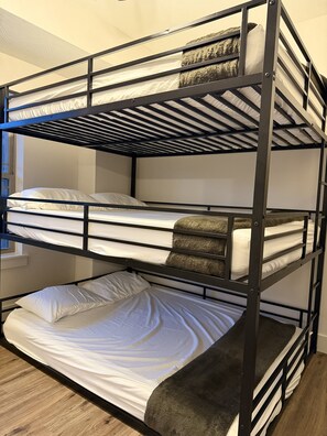 3 makuuhuonetta, silitysrauta/-lauta, internet, vuodevaatteet