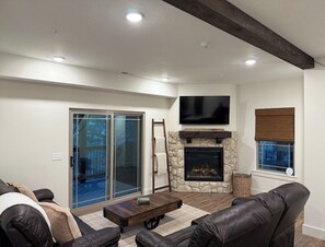 TV, fireplace - NEW 3-bedroom, 3 level cabin with private hot tub and amazing amenities! (Hollister)