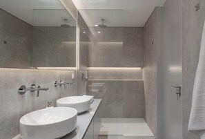 Shower, hair dryer, towels - Calheta Hills IV – Apartment with Sea View (Calheta)