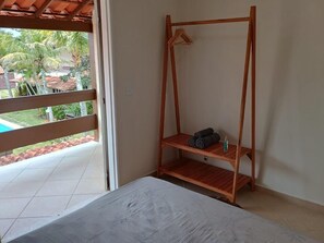 Tabla de planchar con plancha, wifi gratis y ropa de cama 