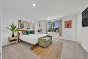 4 bedrooms, desk, iron/ironing board, travel crib