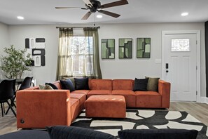 Smart TV - 5BR, Steps to Pickleball, Patio Movie Nights, 10 mins from Downtown Richmond (Richmond)