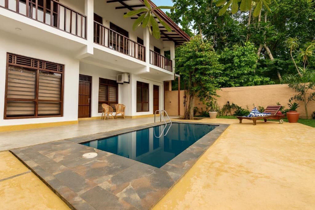 สระว่ายน้ำกลางแจ้ง, ร่มริมสระว่ายน้ำ, เก้าอี้อาบแดดริมสระ