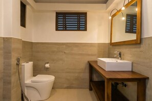 Ducha, secador de pelo, toallas, jabón