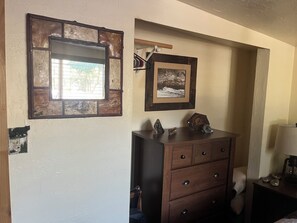 Interior - Knute’s Kozy Kabin - rustic charm/log cabin & modern comfort—dog/family friendly (Noxon)