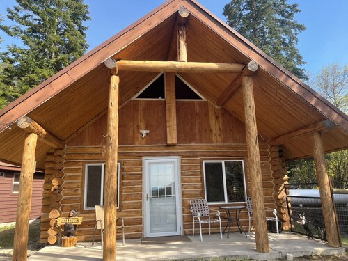 Knute’s Kozy Kabin - rustic charm/log cabin & modern comfort—dog/family friendly