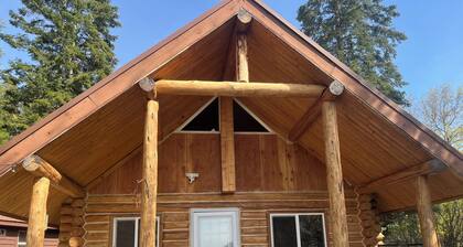 Knute’s Kozy Kabin - rustic charm/log cabin & modern comfort—dog/family friendly