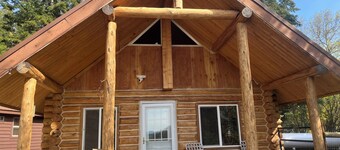 Knute’s Kozy Kabin - rustic charm/log cabin & modern comfort—dog/family friendly