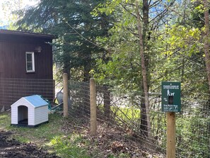 Property grounds - Knute’s Kozy Kabin - rustic charm/log cabin & modern comfort—dog/family friendly (Noxon)