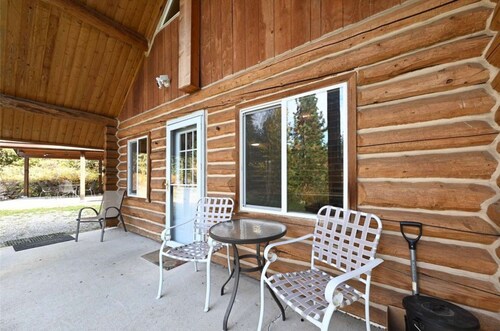 Knute’s Kozy Kabin - rustic charm/log cabin & modern comfort—dog/family friendly