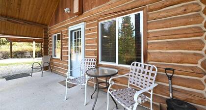 Knute’s Kozy Kabin - rustic charm/log cabin & modern comfort—dog/family friendly