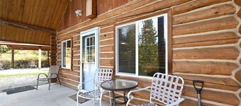 Knute’s Kozy Kabin - rustic charm/log cabin & modern comfort—dog/family friendly