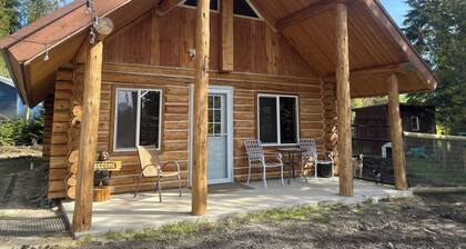 Knute’s Kozy Kabin - rustic charm/log cabin & modern comfort—dog/family friendly