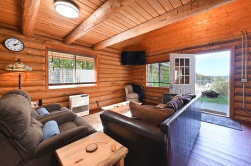 Knute’s Kozy Kabin - rustic charm/log cabin & modern comfort—dog/family friendly