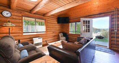 Knuteâs Kozy Kabin - rustic charm/log cabin & modern comfortâdog/family friendly